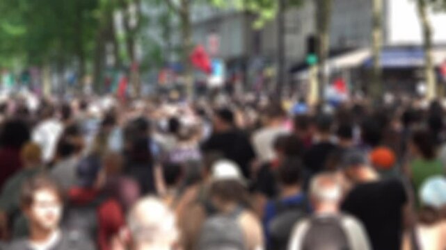 Vue floue sur des manifestants lors d'une manifestation du 1er mai &agrave; Paris