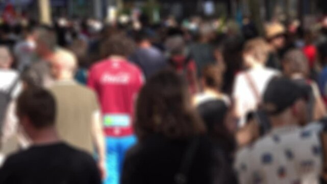 Vue floue sur un cort&egrave;ge de manifestants lors d'une manifestation &agrave; Paris