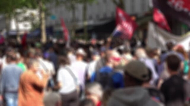 Vue floue sur un cort&egrave;ge de manifestants lors d'une manifestation du 1er mai &agrave; Paris