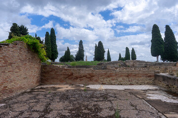 paseo por las calles de la antigua ciudad romana de Itálica, España