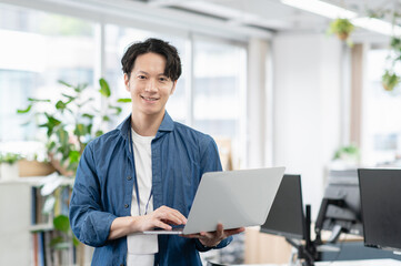 オフィスで仕事する若いビジネスマン
