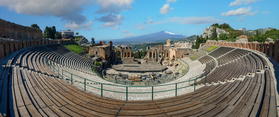 Naklejka premium Panoramic view of the Ancient theater of Taormina with Mount Etna in the background, Sicily, Italy