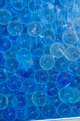 水に入ったたくさんの青いビー玉