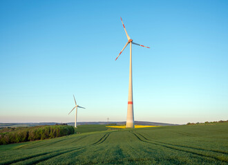 Obraz premium wind turbines under blue sky in german saarland in spring