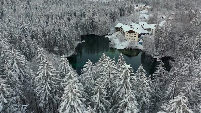 Badersee kleiner Bergsee in Grainau bei Garmisch-Partenkirchen, Deutschland Luftaufnahme im Winter. Mountain lake in Greinau with crystal-clear water of emerald green color, aerial view in winter. 