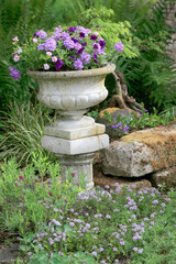 Garten mit vielen Pflanzen, Blühpflanzen und Dekorationen