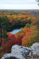 Obraz premium Fall Foliage Lake View From Rocky Overlook