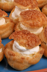 Choux à la crème faits maison en gros plan