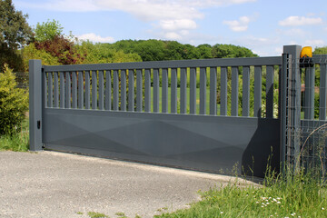 Portail de maison automatique coulissant gris noir