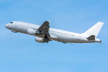 Avión de línea despegando