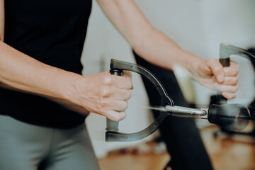 Close up - Seilzugübung im Fitnessraum mit Bewegungsunschärfe