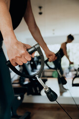 Close up - Seilzugübung im Fitnessraum