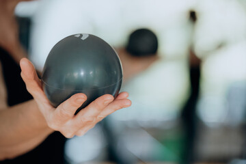 Close Up - Übung mit Gewichtsball im Fitnessraum