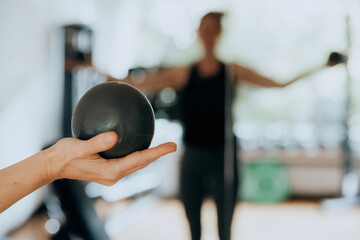 Close Up - Übung mit Gewichtsball im Fitnessraum