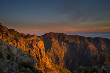 Fototapeta premium Sunset over Pico do Arieiro in Madeira with dramatic mountain landscapes and colorful skies