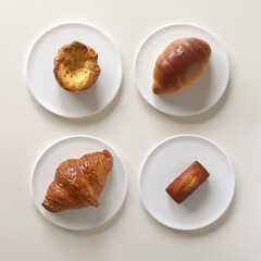 원형 그릇에 놓인 빵. 에그타르트, 소금빵, 크로와상, 휘낭시에