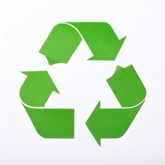 Obraz premium A vibrant green recycling symbol, featuring three curved arrows forming a triangle, set against a clean white background, emphasizing eco-friendliness.