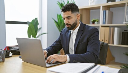 Obraz premium 書類整理しながらタイピング,Man typing while organizing documents 