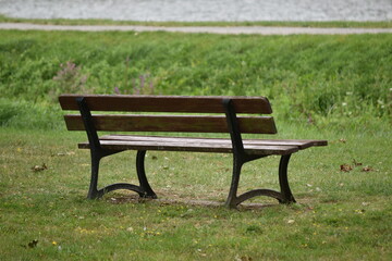 Un banc devant un étang