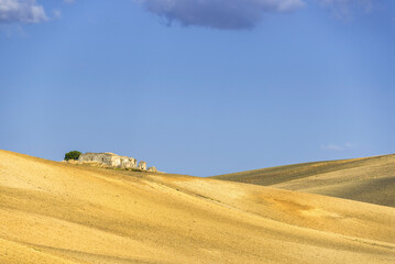 Obraz premium summer countryside landscape inside val d'agri, basilicata
