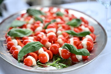 Spiedini con pomodorini ciliegina e mozzarella, con profumo di basilico. Piatto italiano