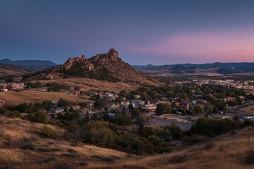 Fototapeta premium Panoramic View of Castle Rock, Colorado at Dusk: Urban Landscape with Stunning Architecture and Sky