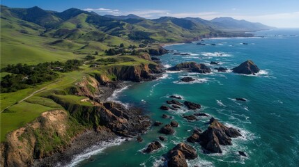 Obraz premium Scenic Drone View of Sonoma Coastline on a Spring Day, Showcasing Rugged Hills and Vibrant Green Shores along the Pacific Ocean