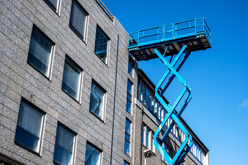 Scissor lift platform for apartment delivery in Iceland