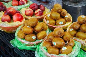 Kiwi Fruits at Market - 市場で売られているキウイフルーツ