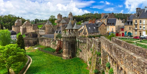 Gordijnen France travel and best scenic villages and castles in Brittany. Impressive medieval fortress and town Fougeres , view of ramparts and towers. © Freesurf