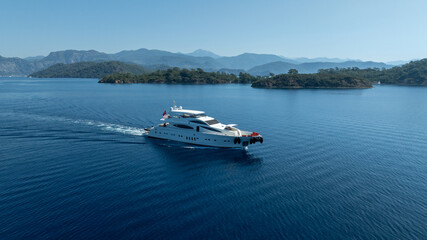 Obraz premium Luxury White Yacht with Guests Enjoying a Relaxing Day at Sea