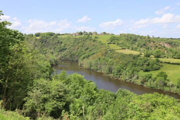 Fleuve la Creuse, la boucle du pin dans la vallée de la Creuse, village de Badecon le Pin,...