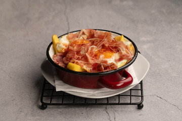 Pan with potatoes, ham and egg