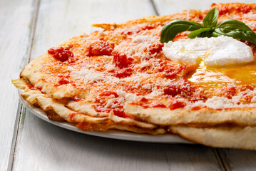 Pani frattau, antica ricetta a base di pane carasau, brodo di pecora, sugo, pecorino e uovo, cibo tradizionale Sardo