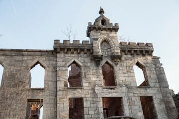 Fototapeta premium Historic Smallpox Hospital Ruin on Roosevelt Island, NYC