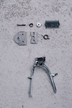 repair a vintage hair clipper. maintenance of the old hair clipper.