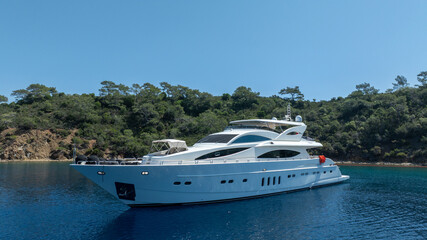 Fototapeta premium Aerial View of Luxury White Yacht in Crystal Blue Waters