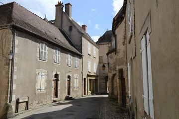 Vieille rue typique dans le village médiéval, village de Saint Benoît du Sault, département de l'Indre, France