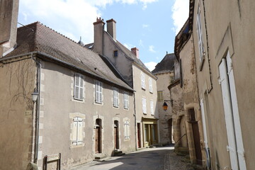 Vieille rue typique dans le village médiéval, village de Saint Benoît du Sault, département de l'Indre, France