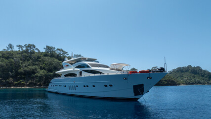 Obraz premium Aerial View of Luxury White Yacht in Crystal Blue Waters