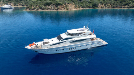 Fototapeta premium Elegant Luxury White Yacht Cruising in Crystal Clear Waters