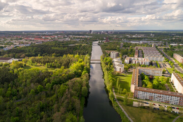 Wohngebiet am Kanal, Drohnenaufnahme der Stahlstadt Eisenhuettenstadt, Brandenburg, Deutschland