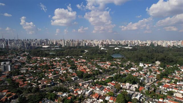 Vista a&eacute;rea do parque Ibirapuera, S&atilde;o Paulo, Brasil. Dia de sol com vista mostrando a cidade de S&atilde;o Paulo. Imagem ideal para projetos de imobili&aacute;ria, incorporadoras, viagens, eventos e institucional