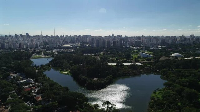 Vista a&eacute;rea do parque Ibirapuera, S&atilde;o Paulo, Brasil. Dia de sol com vista mostrando a cidade de S&atilde;o Paulo. Imagem ideal para projetos de imobili&aacute;ria, incorporadoras, viagens, eventos e institucional