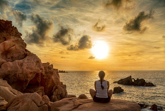 Medytacja o zachodzie słońca &ndash; Costa Paradiso, Sardynia | Sunset Meditation &ndash; Costa Paradiso, Sardinia | Meditazione al tramonto &ndash; Costa Paradiso, Sardegna