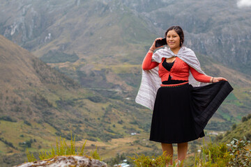Campesino quechua en un campo con un celular, feliz mientras usa su smartphone, mirando un espacio publicitario y aislado en un entorno natural, contactando con su celular. Quechua. Montaña. 