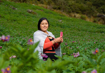 Campesina Quechua en Chacra con Celular., feliz mientras usa un teléfono inteligente mirada a un...