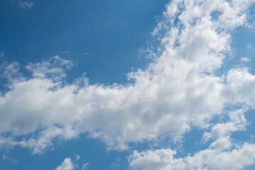 見上げると綺麗な青い空