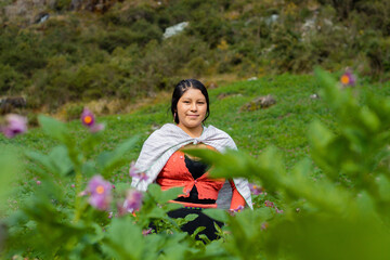 Foto de una feliz campesina caucásica parado en medio de sembrío de papas en Perú ,campesina con un tejido de manta artesanía peruana en la chacra,estilo de vida.Concepto de viaje.