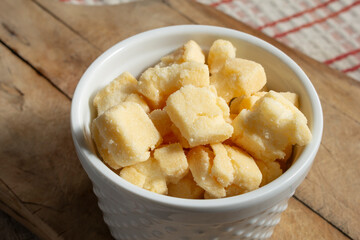 A view of a bowl of crunchy mochi snack.